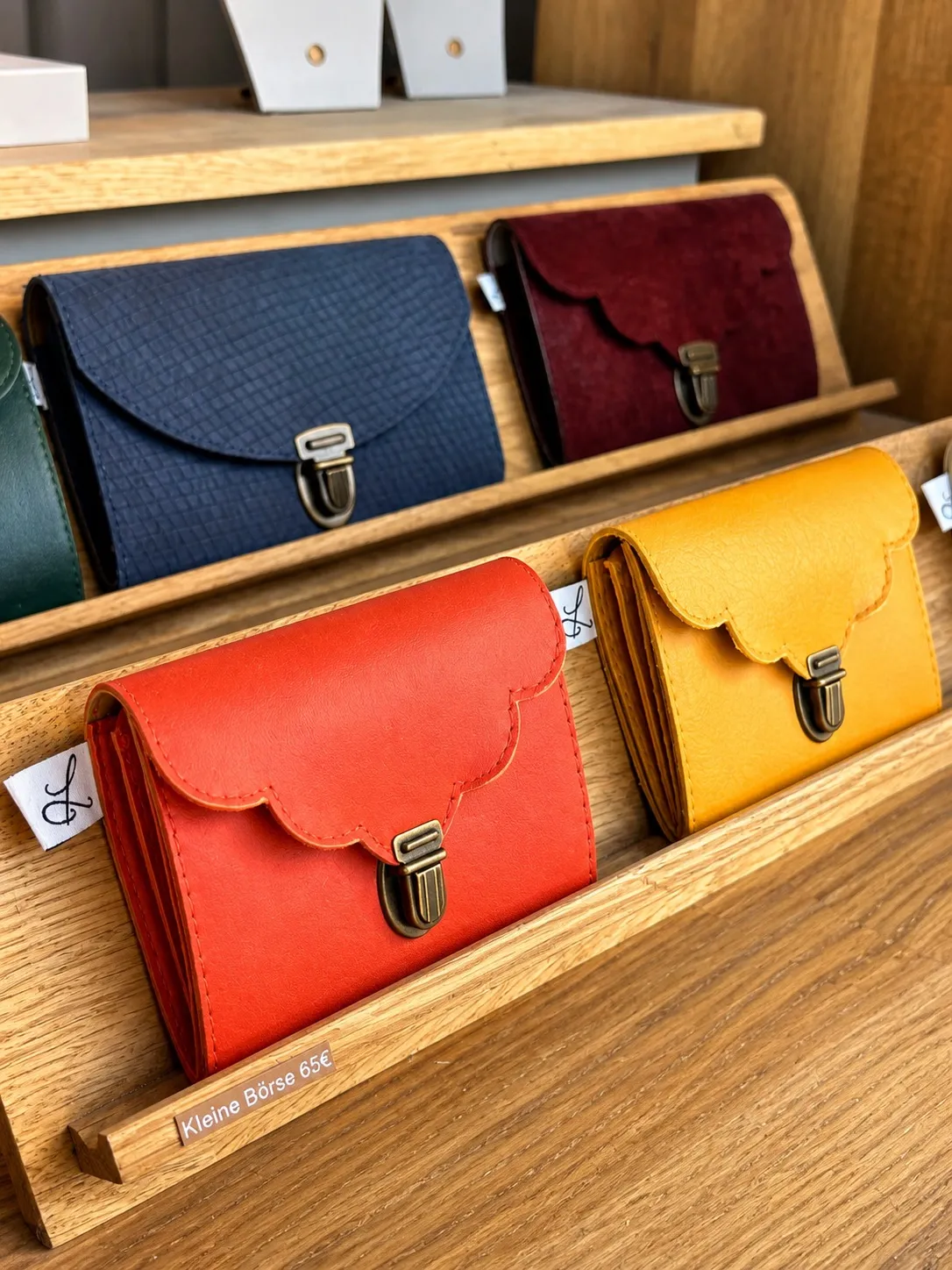 Bunte Leder-Portemonnaies in einer Holzschale, Nahaufnahme