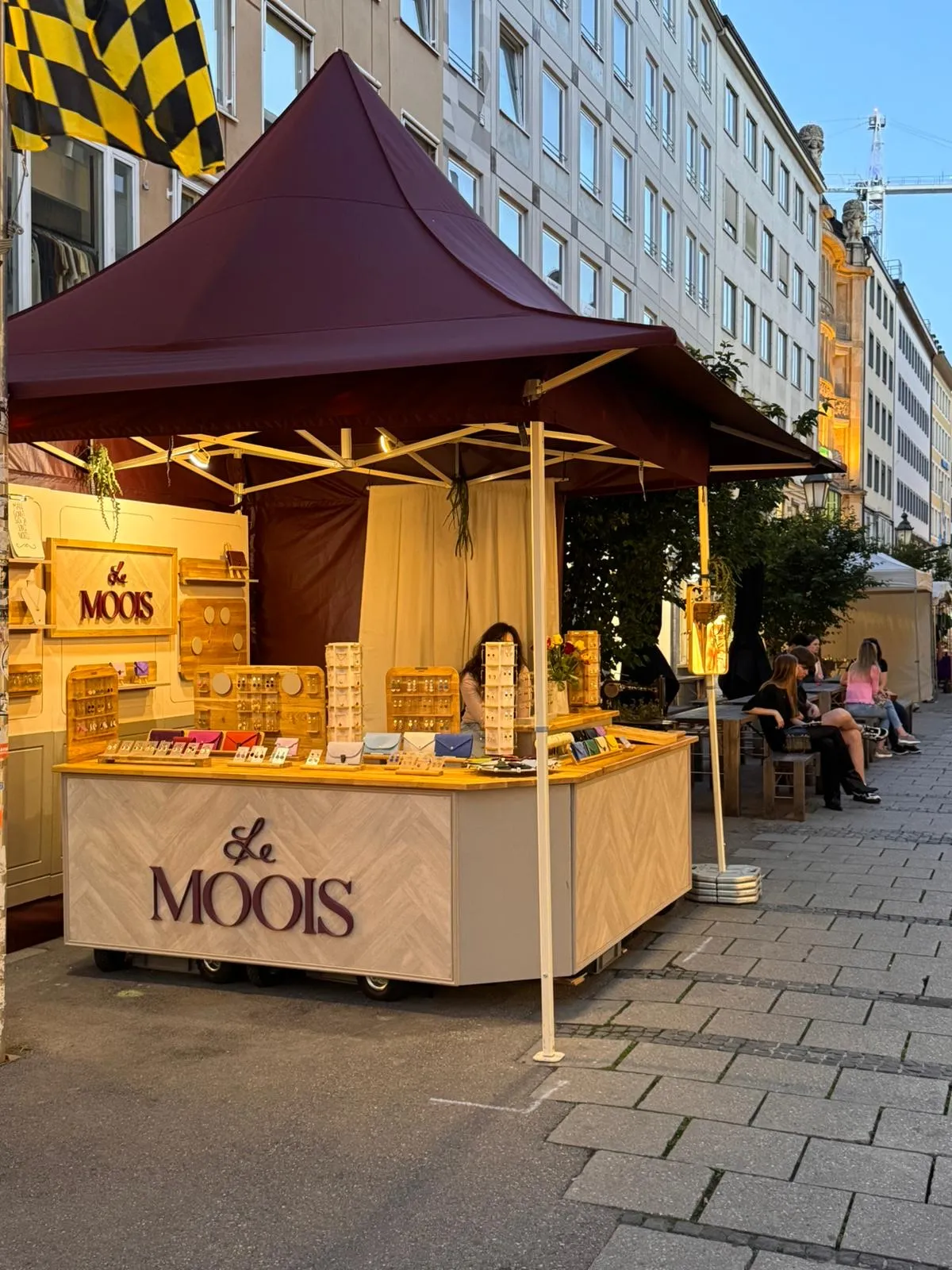 Gebrandeter Le-Moois-Marktstand im Sonnenlicht auf der Straße