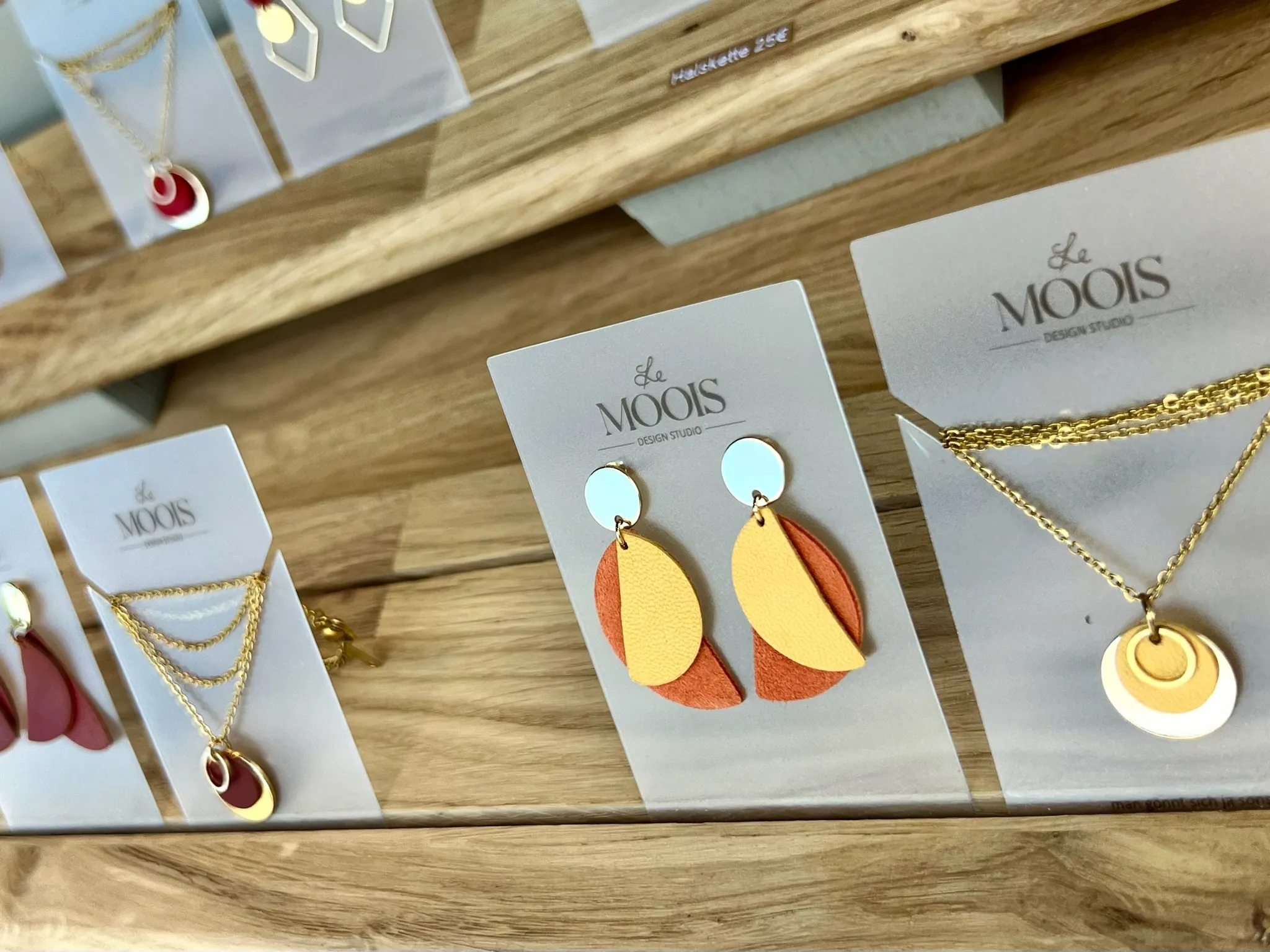 Le-Moois-Schmuckkarten mit Ohrringen und Kette als Flatlay auf Holz